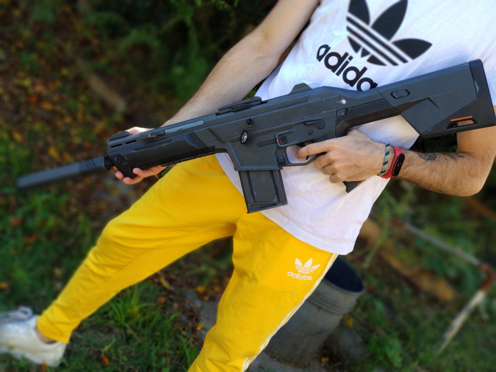 Valorant fan recreates 1:1 scale Phantom with 3D-printer