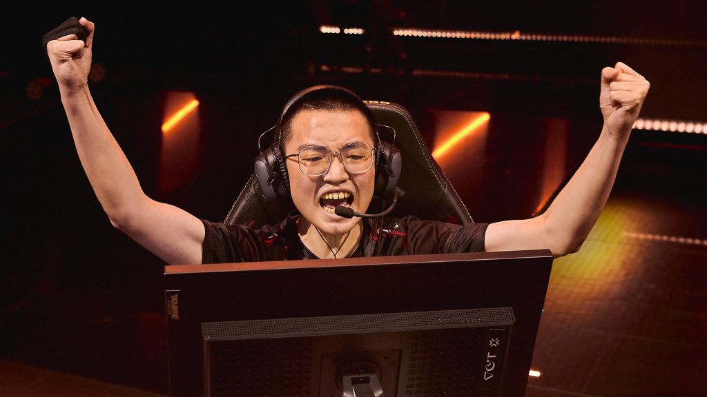 EDG ZmjjKK Valorant Crosshair Code & Settings