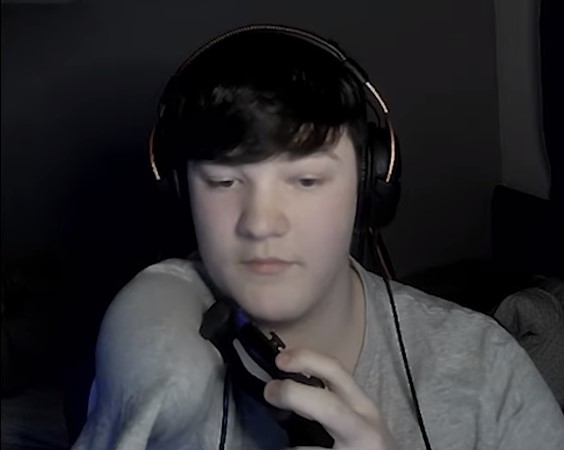 One-handed Rocket League pro beats former world champion, Scrub Killa, in first official 1v1 matches