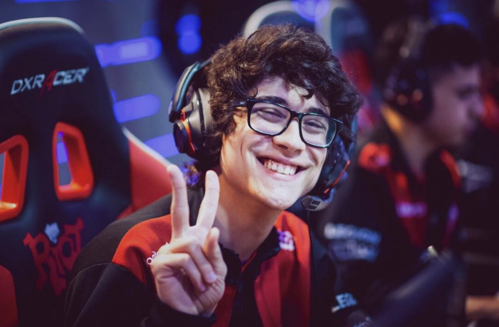 Rainbow7 hard at work preparing for Worlds as players reach Master in Chinese servers