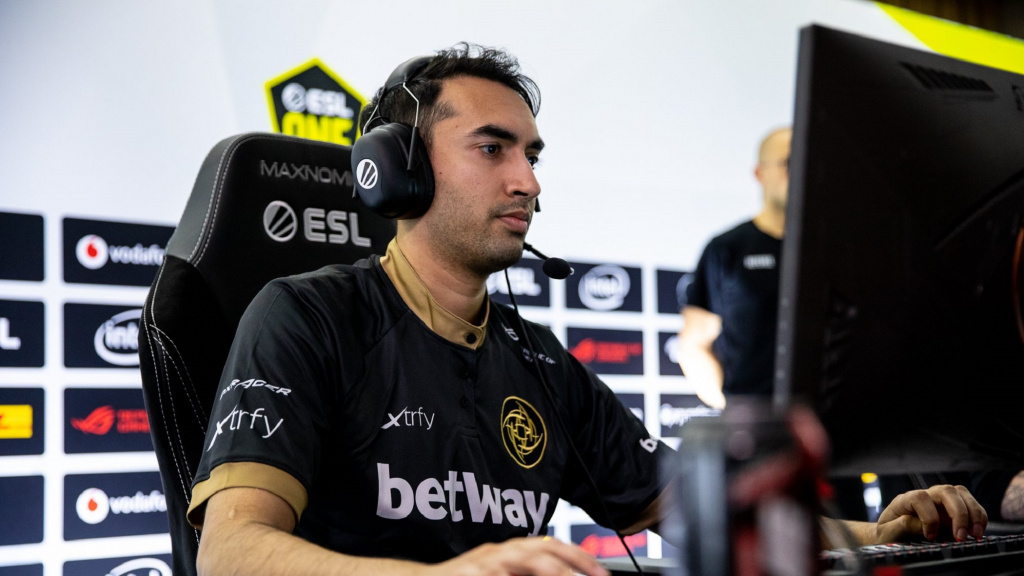 Dota 2 legend UNiVeRsE retires from competitive play