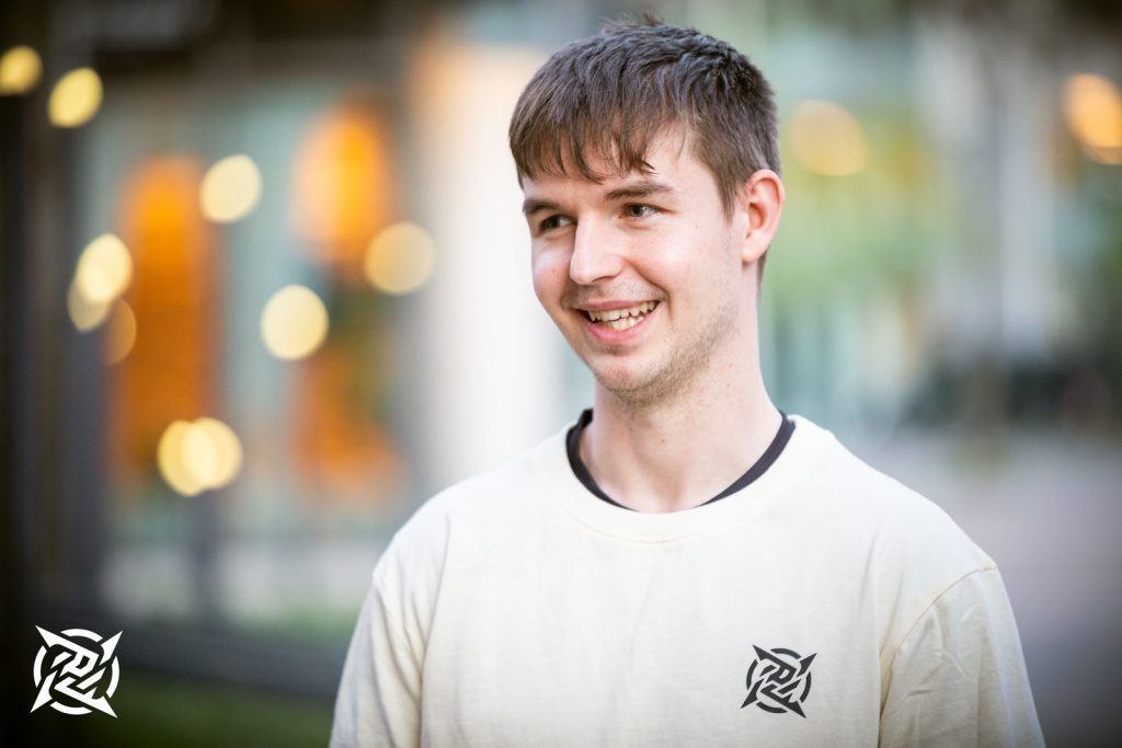 Who is dev1ce? Achievements, settings, background, more