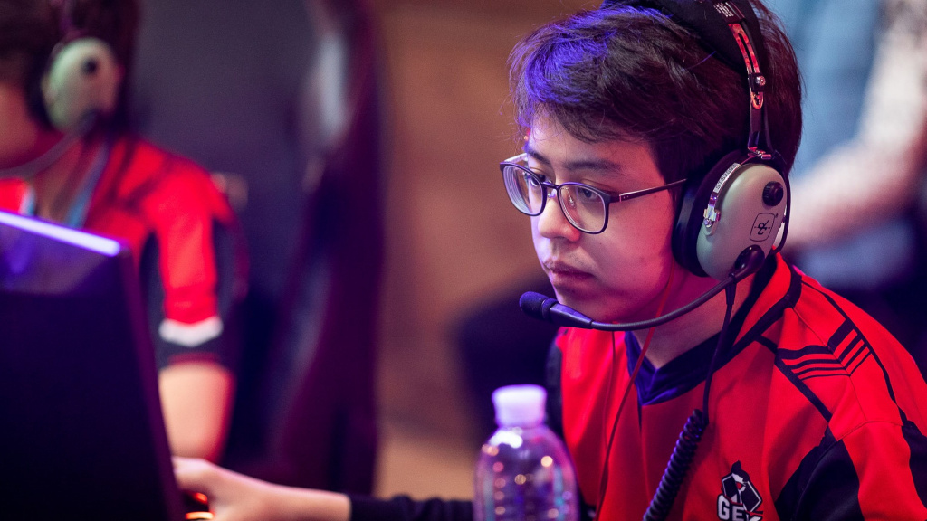 T1 Xepher calls out his mum in heartfelt moment at Dota 2 TI10