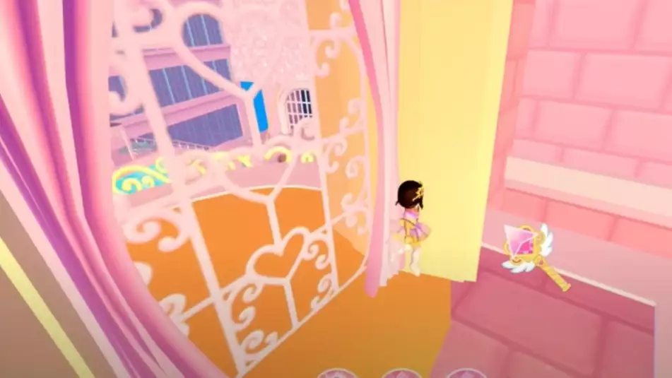 what if we kissed in the royale high locker courtyard 😳😳😳 :  r/RoyaleHigh_Roblox