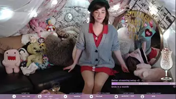Twitch streamer InvaderVie shames viewers for not subbing to her channel