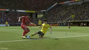 How to pressure and intercept the ball in FIFA 22