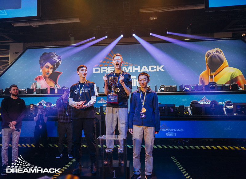MrSavage receives 100 Thieves gold chain after DreamHack ... MrSavage receives 100 Thieves gold chain after DreamHack ... - 800 x 582 jpeg 169kB