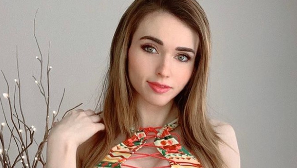 who is amouranth bio profile facts twitch streamer Kaitlyn Siragusa cosplay content hot tub