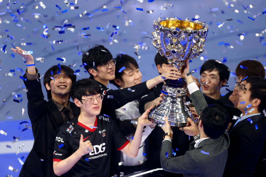 Worlds 2021 champions Edward Gaming