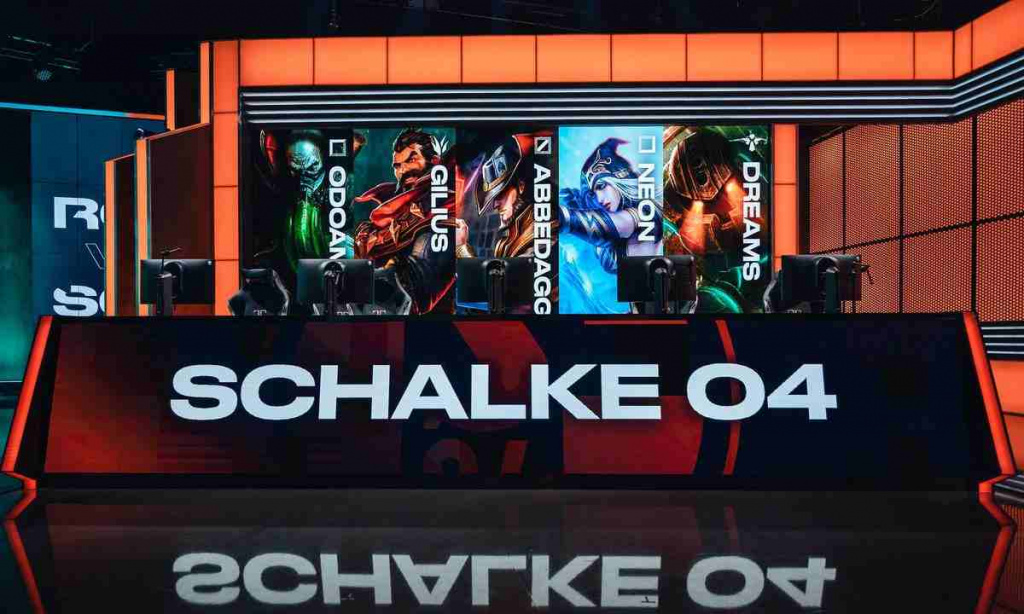 Schalke 04 playing in the LEC Studio