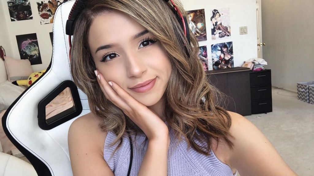  Pokimane responds to Twitch fan after they write they're "pooping" in IG DMs