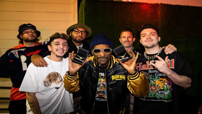 But aside from his venture into the gaming world, Snoop Dogg has also indulged himself on the now growing NFT (non-fungible token) industry. Snoop Dogg alongside some Faze Clan talents.