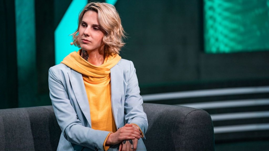 G4 host Froskurinn slams sexists viewers for "objectifying women"