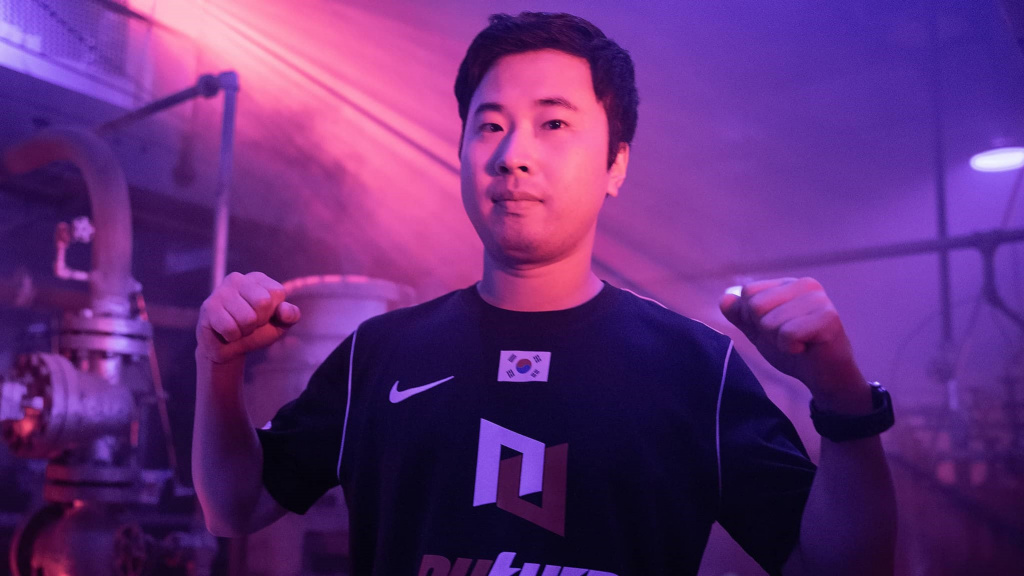 DWG KIA signs solo